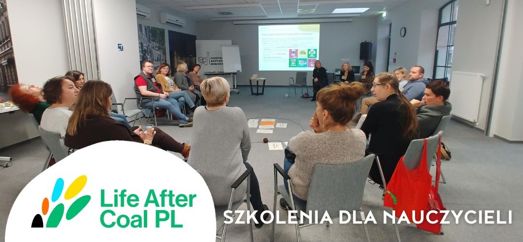 Sala szkoleniowa z nauczycielami oraz logo projektu life after coal i napis szkolanie dla nauczycieli